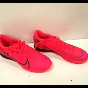 Brand new Nike vapor 13 academy indoor soccer shoes